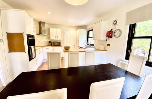 Tarbert Villa | Stunning 4 Bedroom House - sleeps 8. WiFi, SkyQ, Enclosed Garden, Child Friendly