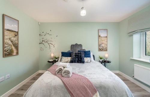 Woodford Bridge House | Stunning 4BR Home Woodford Green Driveway