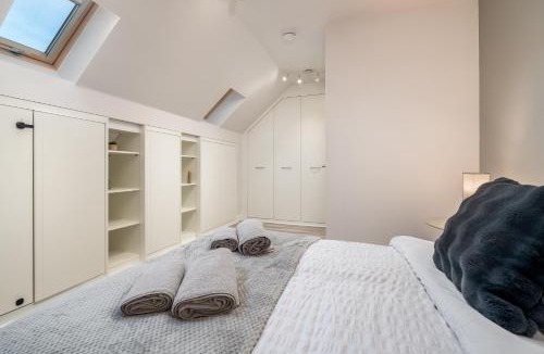 Woodford Bridge House | Stunning 4BR Home Woodford Green Driveway
