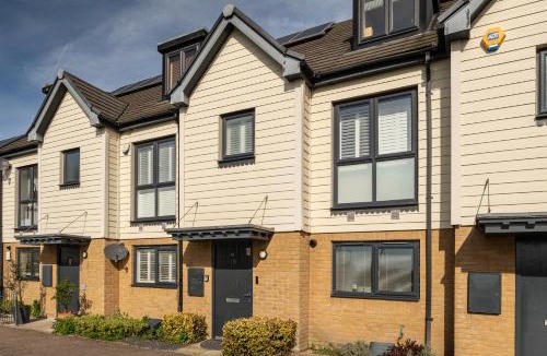 Woodford Bridge House | Stunning 4BR Home Woodford Green Driveway