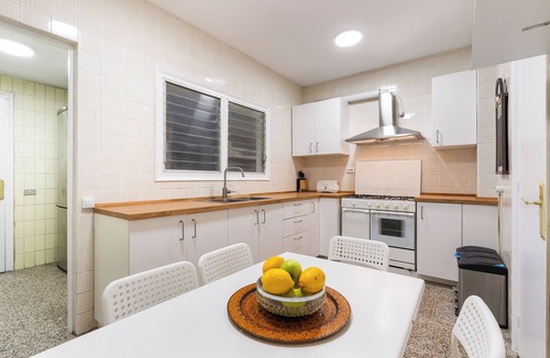 el Fort Pienc Apartment | Stunning 5BR Apt with Sagrada Familia Views & Terrace - Ideal for Groups & Remote Work