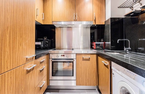 Canary Wharf Apartment | Stunning Canary Wharf Apartment | w/Balcony, Pool, Sauna, Business Suite Access