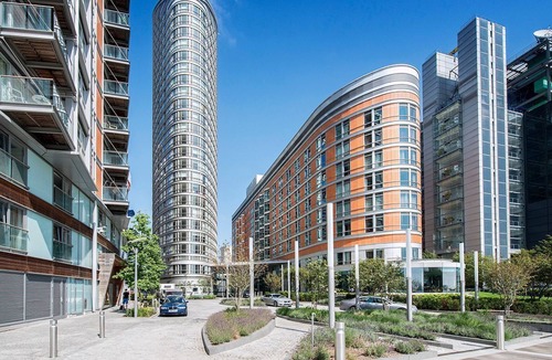 Canary Wharf Apartment | Stunning Canary Wharf Apartment | w/Balcony, Pool, Sauna, Business Suite Access