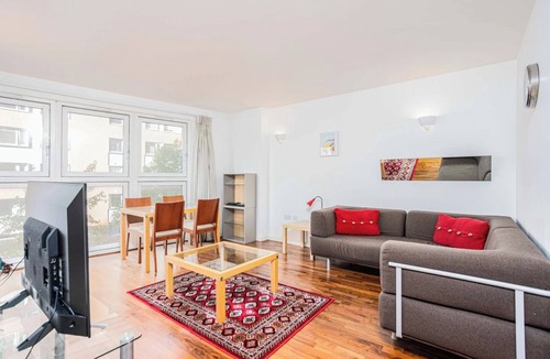 Canary Wharf Apartment | Stunning Canary Wharf Apartment | w/Balcony, Pool, Sauna, Business Suite Access