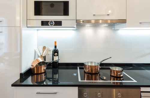 Golden Triangle of Art Apartment | Stunning Cozy and Sunny PRADO SANTA ANA 2BR/2BA, WIFI and LIFT