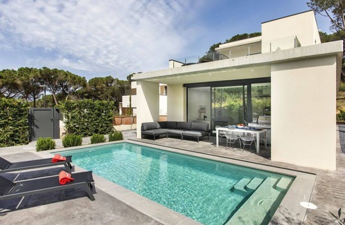 Sant Feliu de Guixols House | Stunning private villa for 6 guests with WIFI, A/C, private pool, TV, terrace and panoramic view