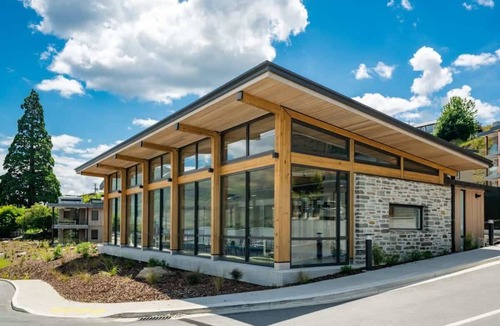 Wanaka Apartment | Stunning Lakefront Studio with Hot Tub & Views