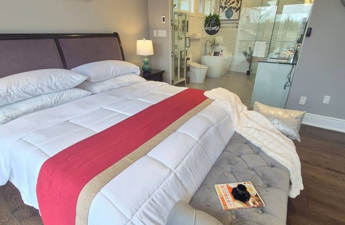Niagara Falls Bed & Breakfast | Stunning Lakeview King Suite Free Breakfast
