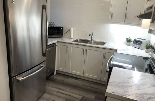 Welland Apartment | Stunning Niagara Warm,Cozy and Clean Suite Stay (2)