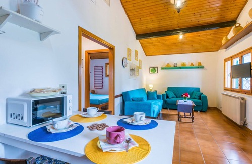 Vada House | Stunning private villa for 4 people with WIFI, A/C, TV, patio and pets allowed