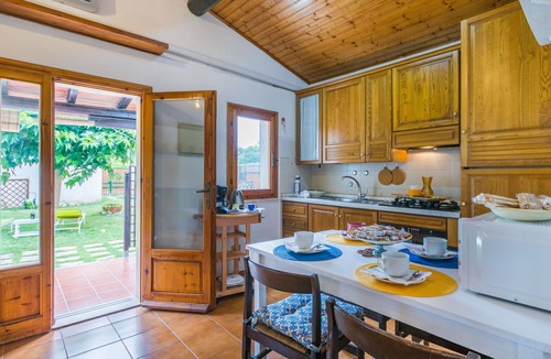 Vada House | Stunning private villa for 4 people with WIFI, A/C, TV, patio and pets allowed