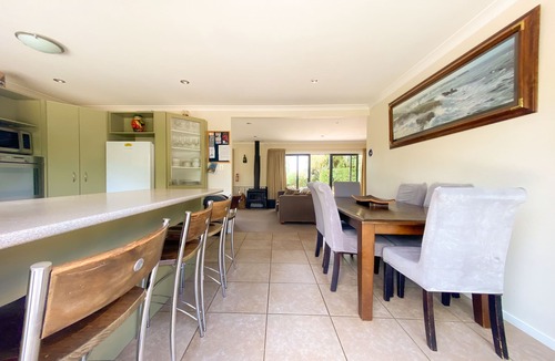 Lake Hawea House | Stunning panoramic Lake Views 5 Bedrooms - 15m to Wanaka