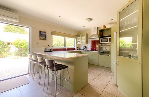 Lake Hawea House | Stunning panoramic Lake Views 5 Bedrooms - 15m to Wanaka