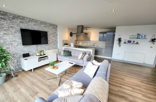Belfast Apartment | Stunning Penthouse with Balcony | Sunset Views - Pass the Keys