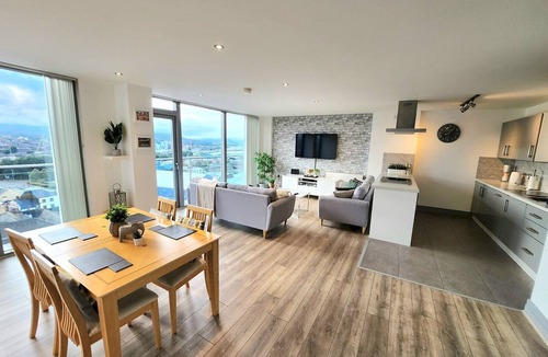 Belfast Apartment | Stunning Penthouse with Balcony | Sunset Views - Pass the Keys
