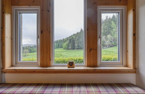 Glen Urquhart House | Stunning private villa for 4 guests with WIFI, TV and panoramic view