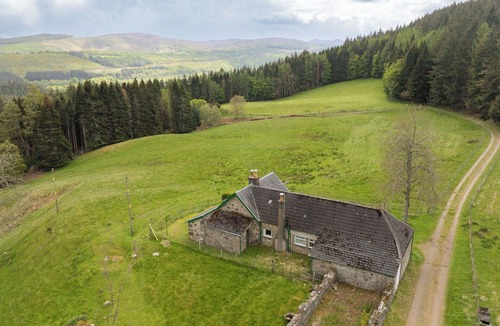 Glen Urquhart House | Stunning private villa for 4 guests with WIFI, TV and panoramic view