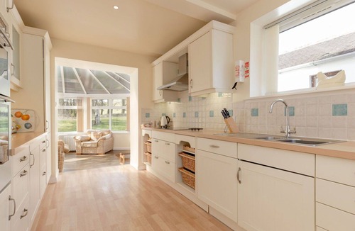 Maybole Villa | Stunning private villa for 8 guests with TV, patio, pets allowed and panoramic view