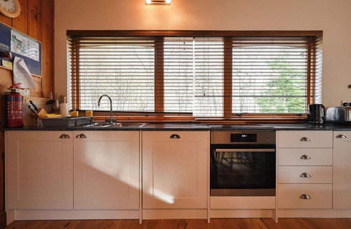Cannich House | Stunning private villa for 8 people with hot tub, WIFI, TV and pets allowed