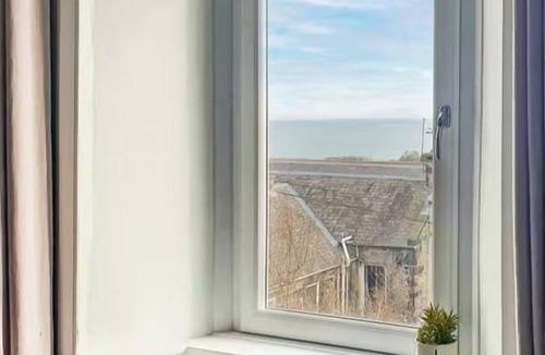 Burntisland Apartment | Stunning Sea Views in Central Burntisland
