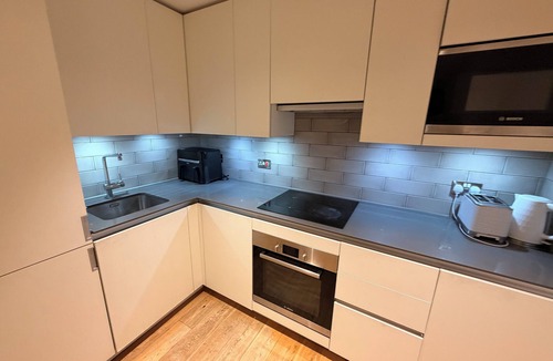 Canning Town Apartment | Stunning Spacious Apartment near Central London
