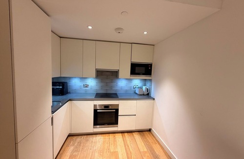 Canning Town Apartment | Stunning Spacious Apartment near Central London