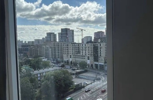 Canning Town Apartment | Stunning Spacious Apartment near Central London