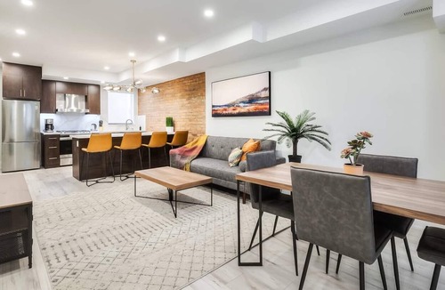 Cabbagetown South Apartment | Stunning Split-level 2BR Loft near Dundas Sq