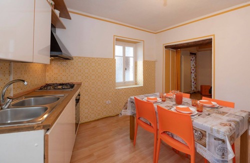 Comero House | Stunning villa for 4 guests with WIFI, TV, balcony and pets allowed