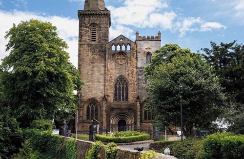 Dunfermline Apartment | Stylish 1-Bed Apartment in the Heritage Quarter