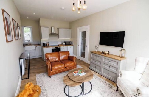 Dunfermline Apartment | Stylish 2-Bed Apartment in the Heritage Quarter