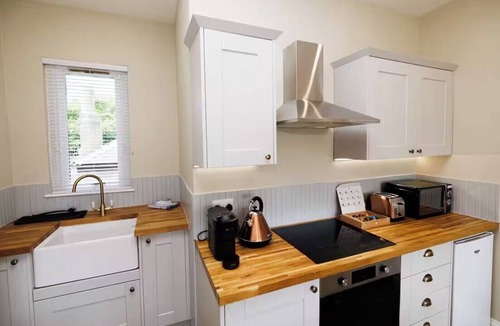 Dunfermline Apartment | Stylish 2-Bed Apartment in the Heritage Quarter