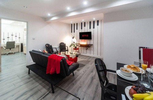 Haringey Apartment | Stylish 2-Bed Flat for 6 | 2 Min to Tube
