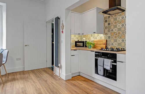 West End Villa | Stylish 2-bed Villa · Garden · Central Edinburgh