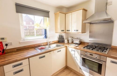 Renfrew Apartment | Stylish 2-Bed with Parking -Easy Access to Glasgow - Pass the Keys