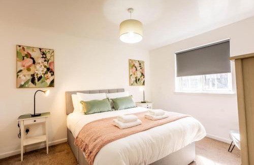 Renfrew Apartment | Stylish 2-Bed with Parking -Easy Access to Glasgow - Pass the Keys