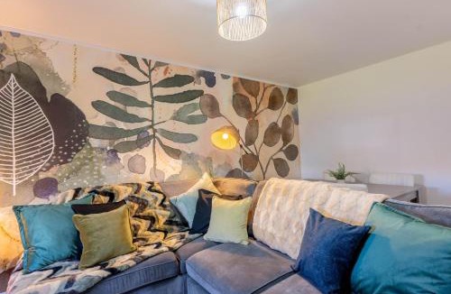 Renfrew Apartment | Stylish 2-Bed with Parking -Easy Access to Glasgow - Pass the Keys