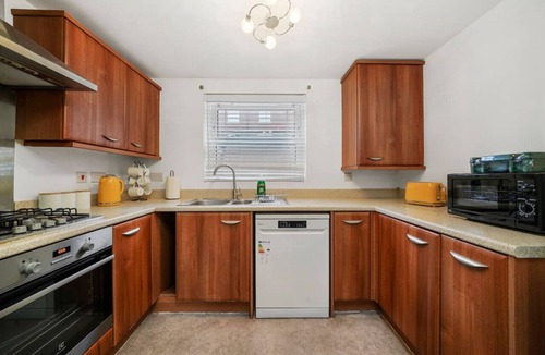 Bletchley Apartment | Stylish 2 Bedroom 2 Bathroom Apartment Great Location Free Parking Fast WiFi Yoko Property