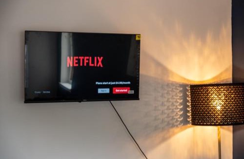 Motherwell Apartment | Stylish 2-Bedroom Apartment in Motherwell I Netflix, Pet Friendly & Train Access