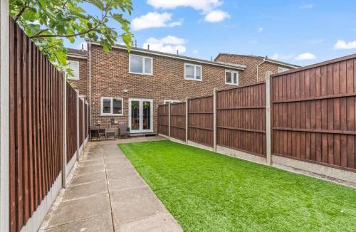 Waltham Cross House | Stylish 2 Bedroom Home to Work and Relax
