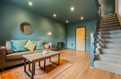 Waltham Cross House | Stylish 2 Bedroom Home to Work and Relax