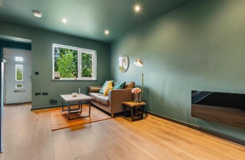 Waltham Cross House | Stylish 2 Bedroom Home to Work and Relax