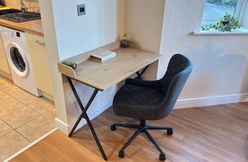 Doncaster Apartment | Stylish 2-Bedrooms | Free Gated Parking | 2 Bathrooms