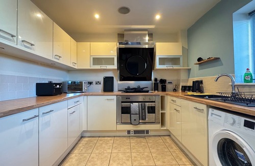 Doncaster Apartment | Stylish 2-Bedrooms | Free Gated Parking | 2 Bathrooms