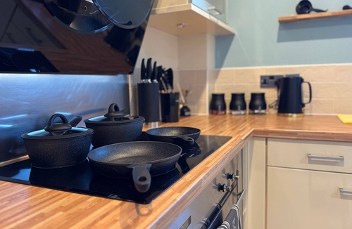 Doncaster Apartment | Stylish 2-Bedrooms | Free Gated Parking | 2 Bathrooms