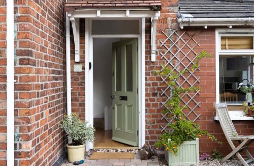 Belfast House | Stylish 2BR Cottage Garden & Parking 5 mins to Titanic