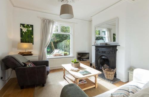 Belfast House | Stylish 2BR Cottage Garden & Parking 5 mins to Titanic
