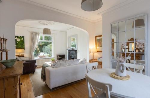 Belfast House | Stylish 2BR Cottage Garden & Parking 5 mins to Titanic