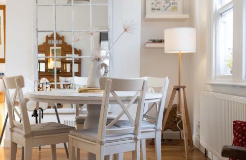 Belfast House | Stylish 2BR Cottage Garden & Parking 5 mins to Titanic