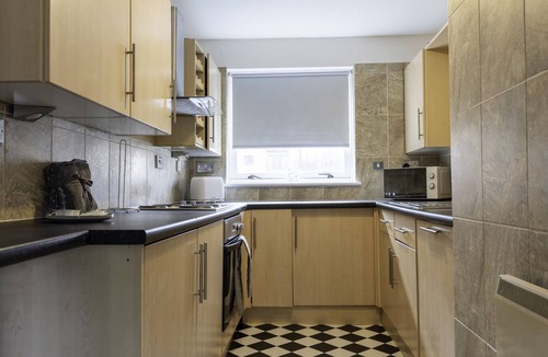Tradeston Apartment | Stylish 2BR in Riverside Gardens | Perfect for 5